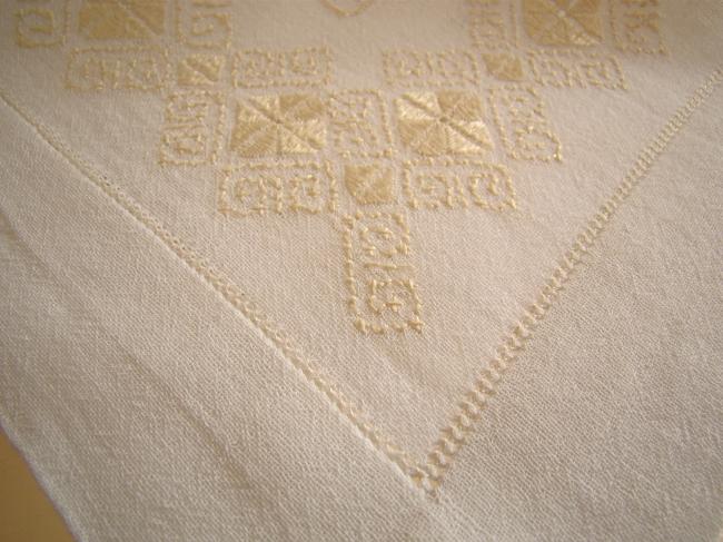 Charming table centre in muslin with gold silk thread embroidery 1900