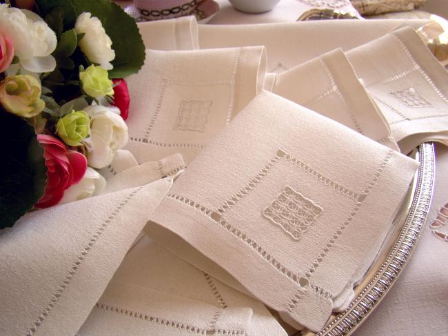 Belle série de 12 serviettes en lin granité avec motif ajouré 1930