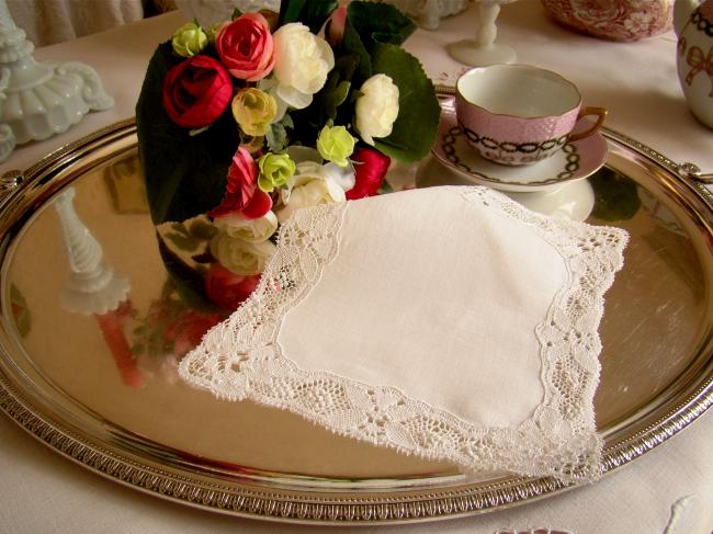 Lovely hand-made bobbin lace handkerchief in fine linen