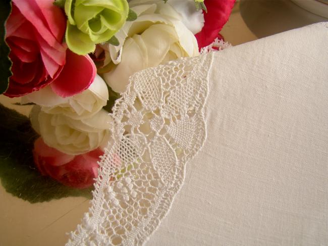 Lovely hand-made bobbin lace handkerchief in fine linen