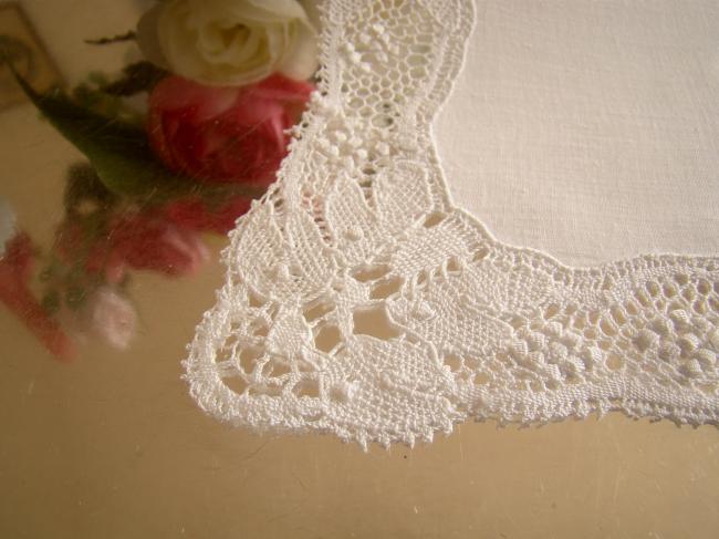 Lovely hand-made bobbin lace handkerchief in fine linen