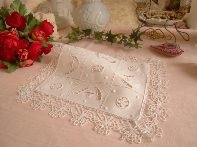 Adorable napperon en  lin avec une jolie broderie Richelieu et dentelle