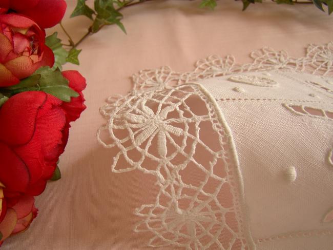 Adorable napperon en  lin avec une jolie broderie Richelieu et dentelle