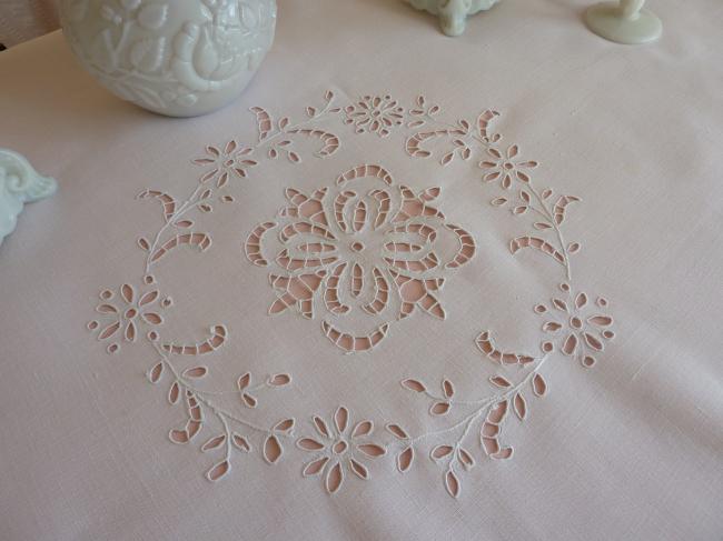 Splendeur de nappe brodée à la Richelieu et dentelle aux fuseaux 