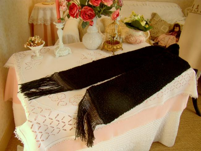 belle étole noire en laine façon astrakan et franges 1900