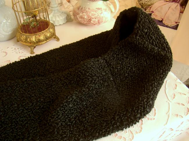 belle étole noire en laine façon astrakan et franges 1900