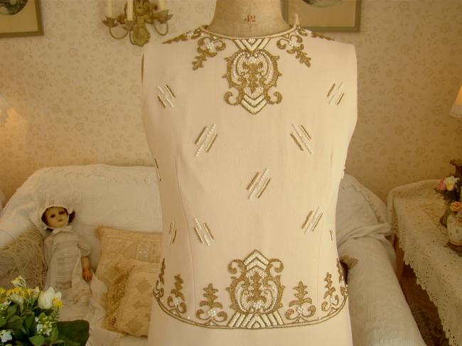 Superb sleeveless dress in silk crepe with hand-embroidered pearls & gold thread