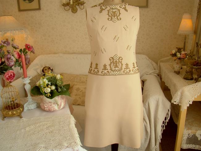 Superb sleeveless dress in silk crepe with hand-embroidered pearls & gold thread