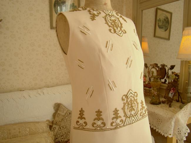 Superb sleeveless dress in silk crepe with hand-embroidered pearls & gold thread