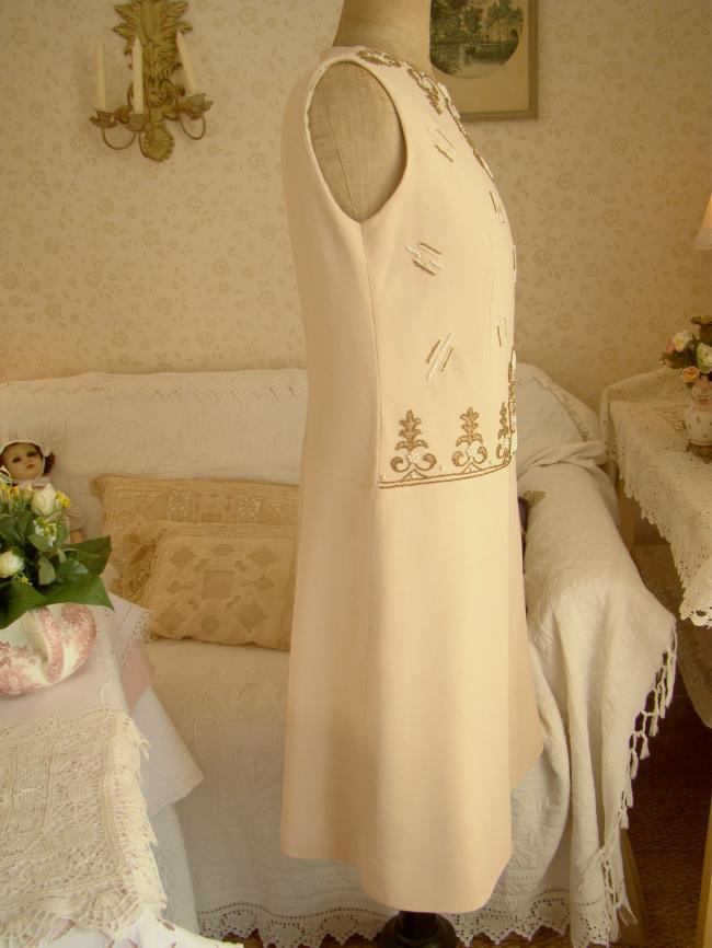 Superb sleeveless dress in silk crepe with hand-embroidered pearls & gold thread