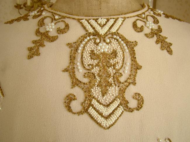 Superb sleeveless dress in silk crepe with hand-embroidered pearls & gold thread