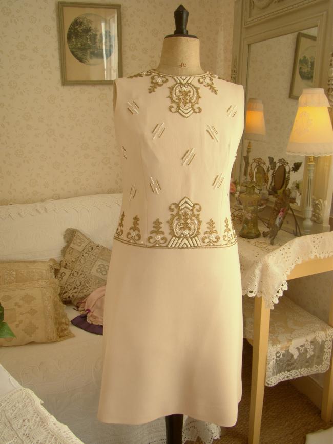 Superb sleeveless dress in silk crepe with hand-embroidered pearls & gold thread