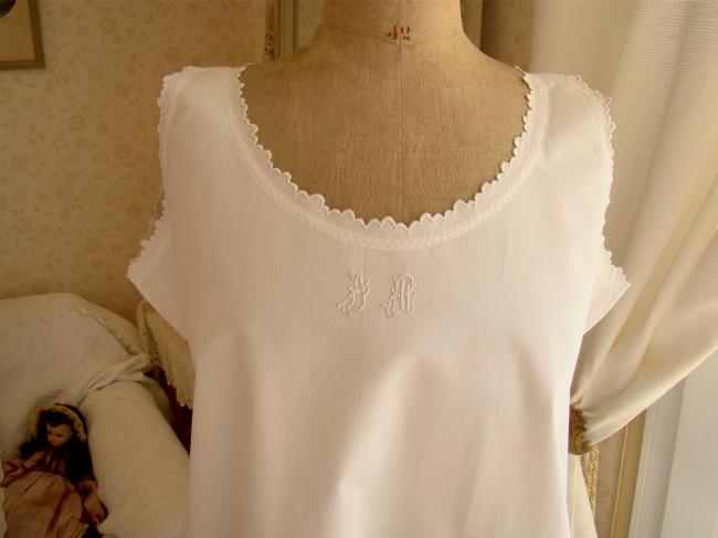 Adorable nightgown in white fine batiste of linen with hand embroidered mono AM