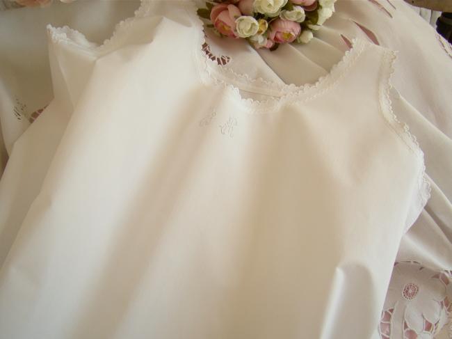 Adorable nightgown in white fine batiste of linen with hand embroidered mono AM