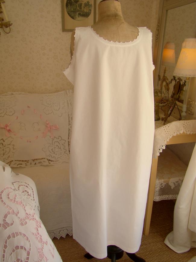 Adorable nightgown in white fine batiste of linen with hand embroidered mono AM