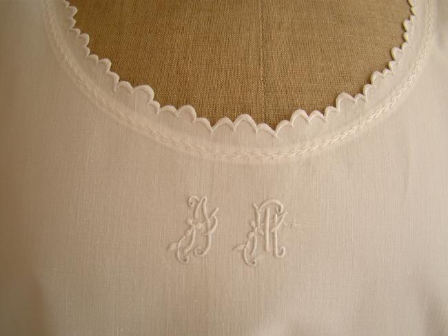 Adorable nightgown in white fine batiste of linen with hand embroidered mono AM