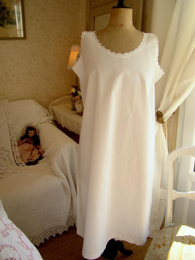 Adorable nightgown in white fine batiste of linen with hand embroidered mono AM