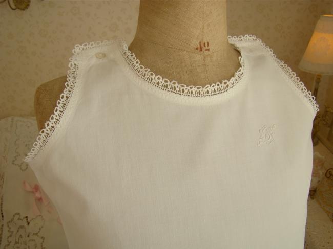 Jolie chemise de jour de jeune fille, dentelle et monogramme J