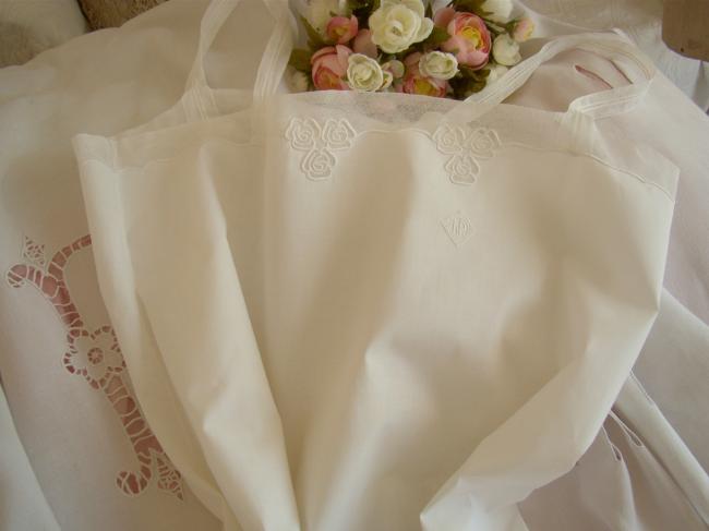 Wonderful dayshirt in fine batist with tulle and roses embroidery, mono LA