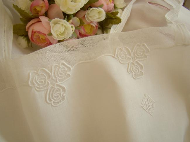 Wonderful dayshirt in fine batist with tulle and roses embroidery, mono LA