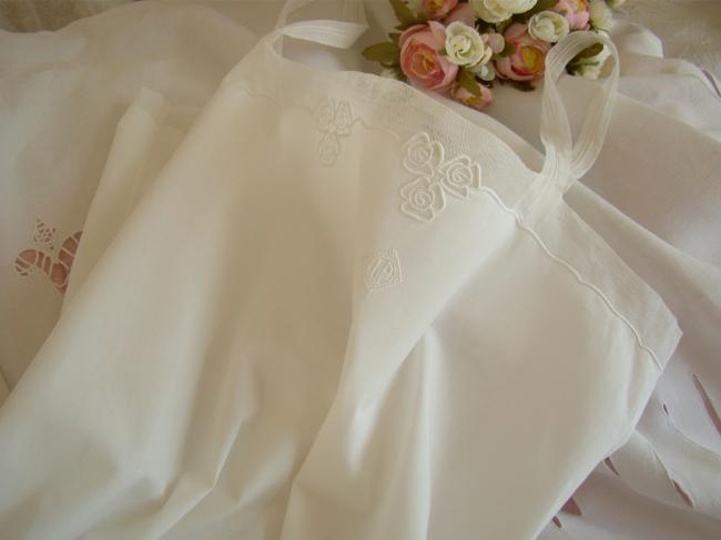 Wonderful dayshirt in fine batist with tulle and roses embroidery, mono LA