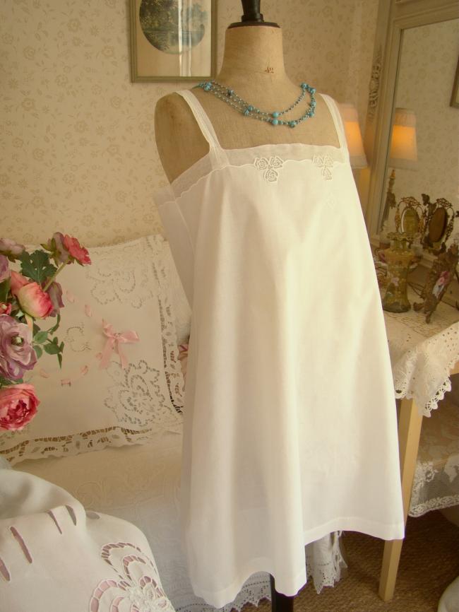 Wonderful dayshirt in fine batist with tulle and roses embroidery, mono LA