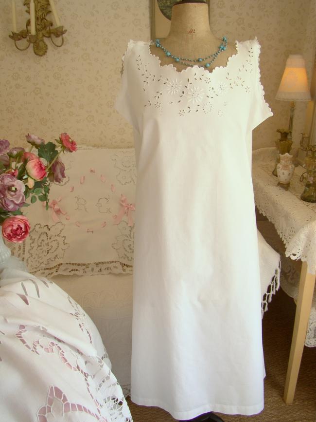 Gorgeous nightgown in batiste of linen with foliage of flowers and mono Marie