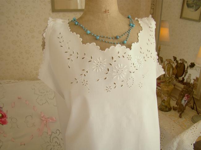Gorgeous nightgown in batiste of linen with foliage of flowers and mono Marie
