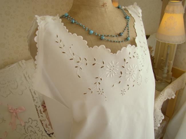 Gorgeous nightgown in batiste of linen with foliage of flowers and mono Marie