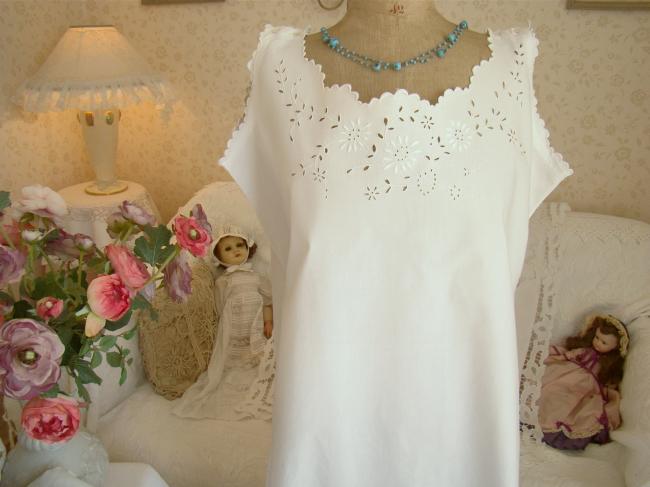 Gorgeous nightgown in batiste of linen with foliage of flowers and mono Marie