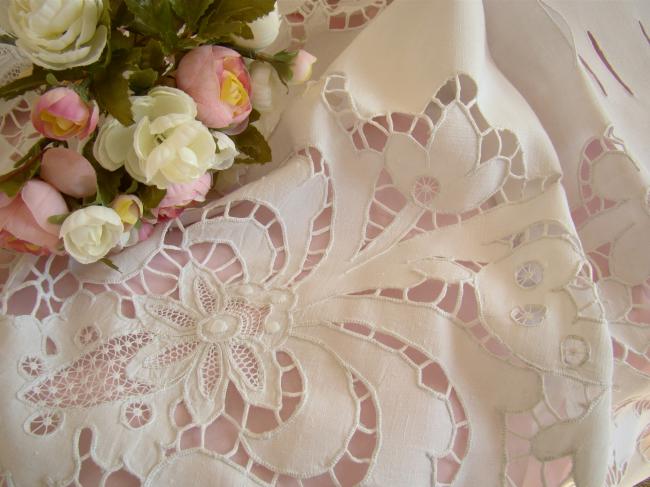 Magnificient sheet with its matching pillow case, Rich Richelieu hand-embroidery