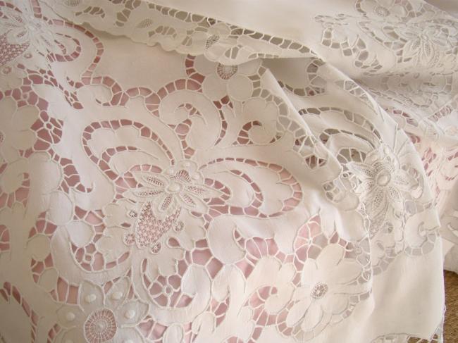 Magnificient sheet with its matching pillow case, Rich Richelieu hand-embroidery