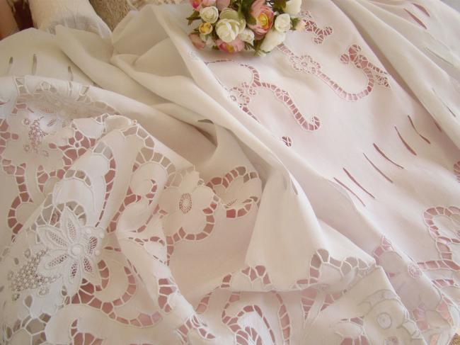 Magnificient sheet with its matching pillow case, Rich Richelieu hand-embroidery