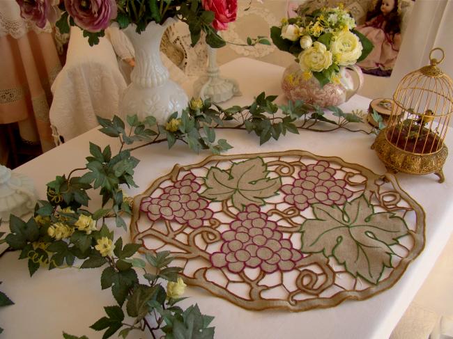 Joli panneau en toile de lin, brodé de grappes de raisin et feuilles de vigne
