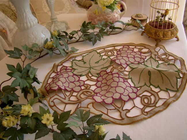 Joli panneau en toile de lin, brodé de grappes de raisin et feuilles de vigne