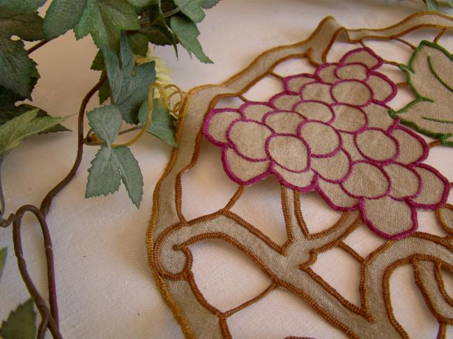 Joli panneau en toile de lin, brodé de grappes de raisin et feuilles de vigne