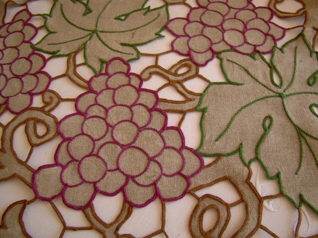 Joli panneau en toile de lin, brodé de grappes de raisin et feuilles de vigne