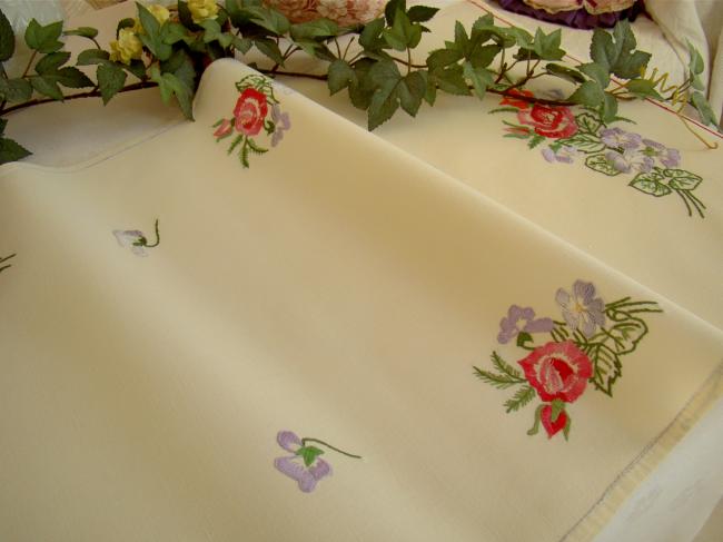 Romantic table runner with hand-embroidered sweet peas