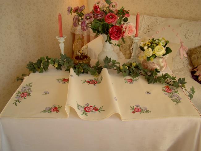 Romantic table runner with hand-embroidered sweet peas