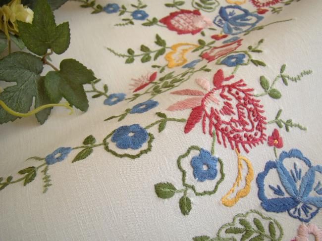 Gorgeous table centre with hand-embroidered flowers and lace edging