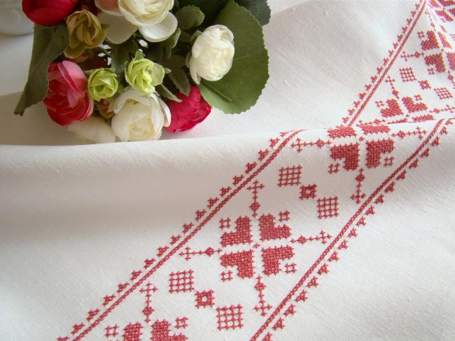 Magnifique nappe en lin blanc brodée d'une belle frise rouge au point de croix