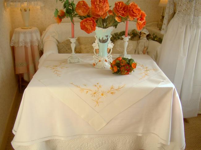 Magnifique nappe en pur fil de lin brodée de marguerites d'automne en soie