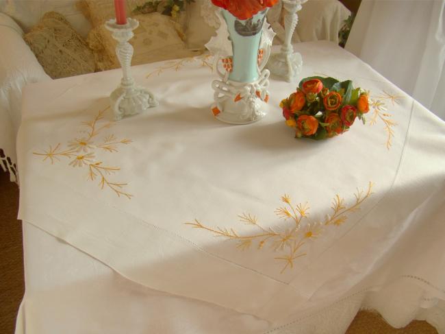 Magnifique nappe en pur fil de lin brodée de marguerites d'automne en soie