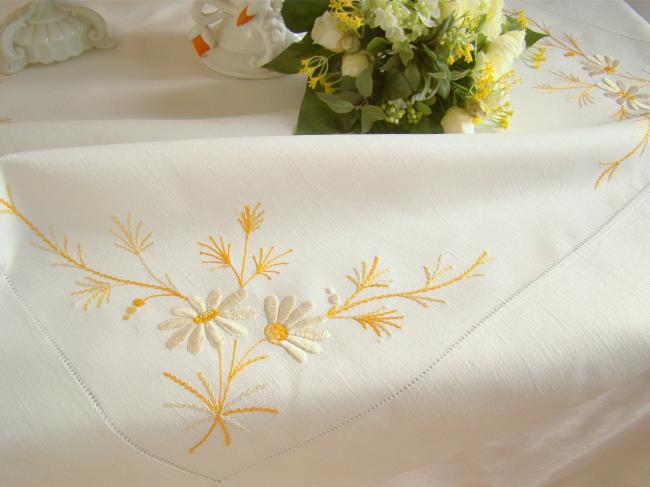 Magnifique nappe en pur fil de lin brodée de marguerites d'automne en soie