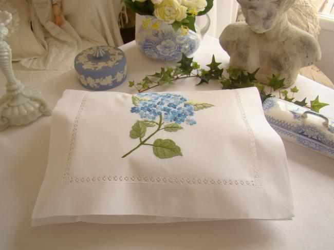 Romantique pochette à lingerie brodée à la main d'un hortensia, rivière ajourée