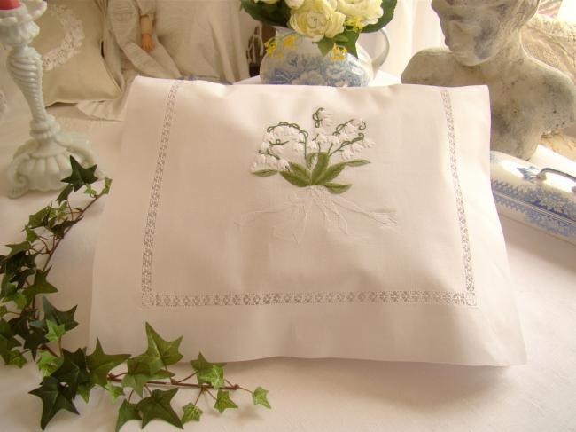 Romantique pochette à lingerie brodée à la main de muguet, rivière ajourée