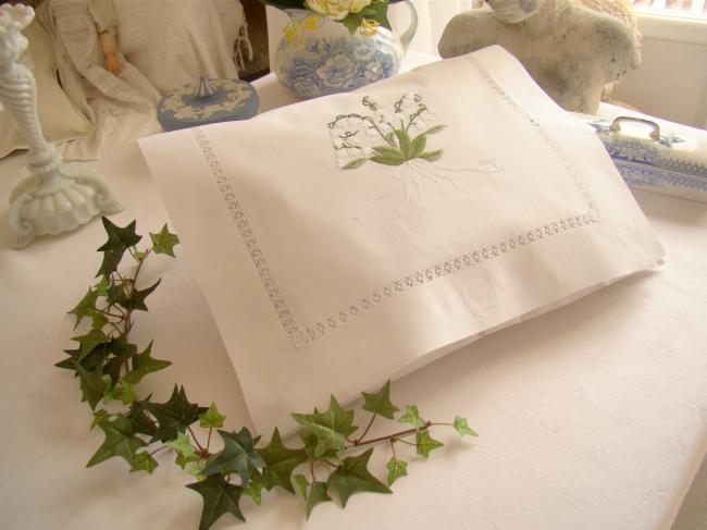 Romantique pochette à lingerie brodée à la main de muguet, rivière ajourée