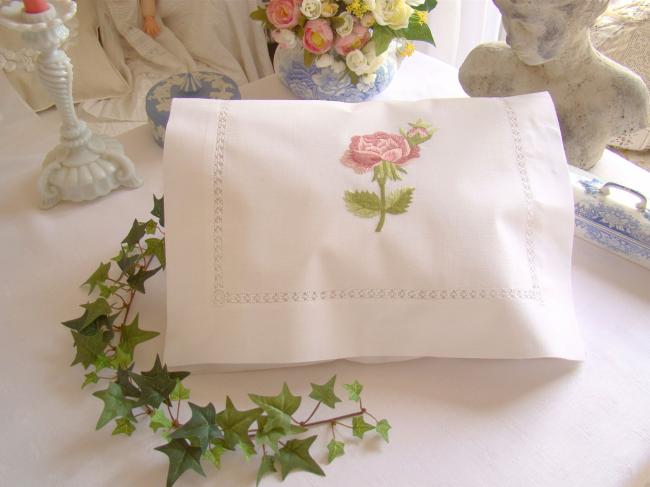 Romantique pochette à lingerie brodée à la main d'une rose, rivière ajourée