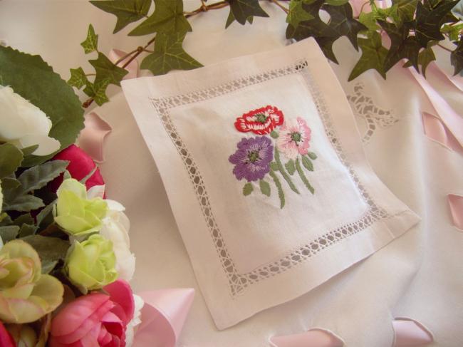 Romantique coussinet de lavande ajouré et brodé main d'un bouquet d'anémones