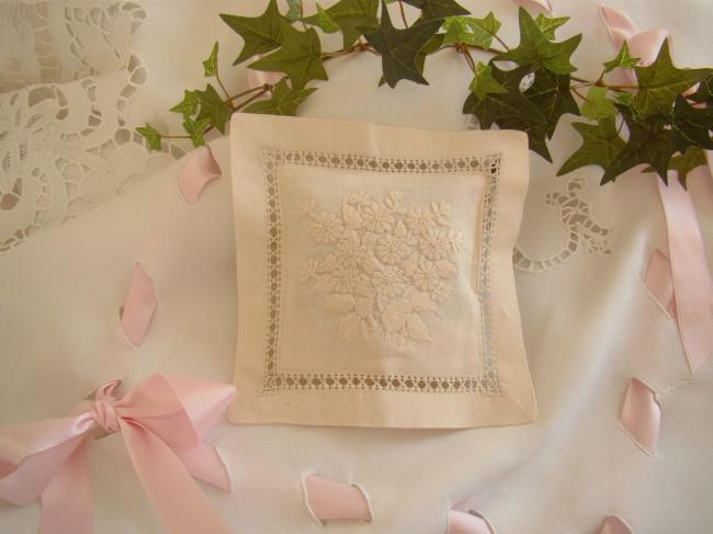 Charming lavander sachet with hand-embroidered bouquet of small daisies(ecru)